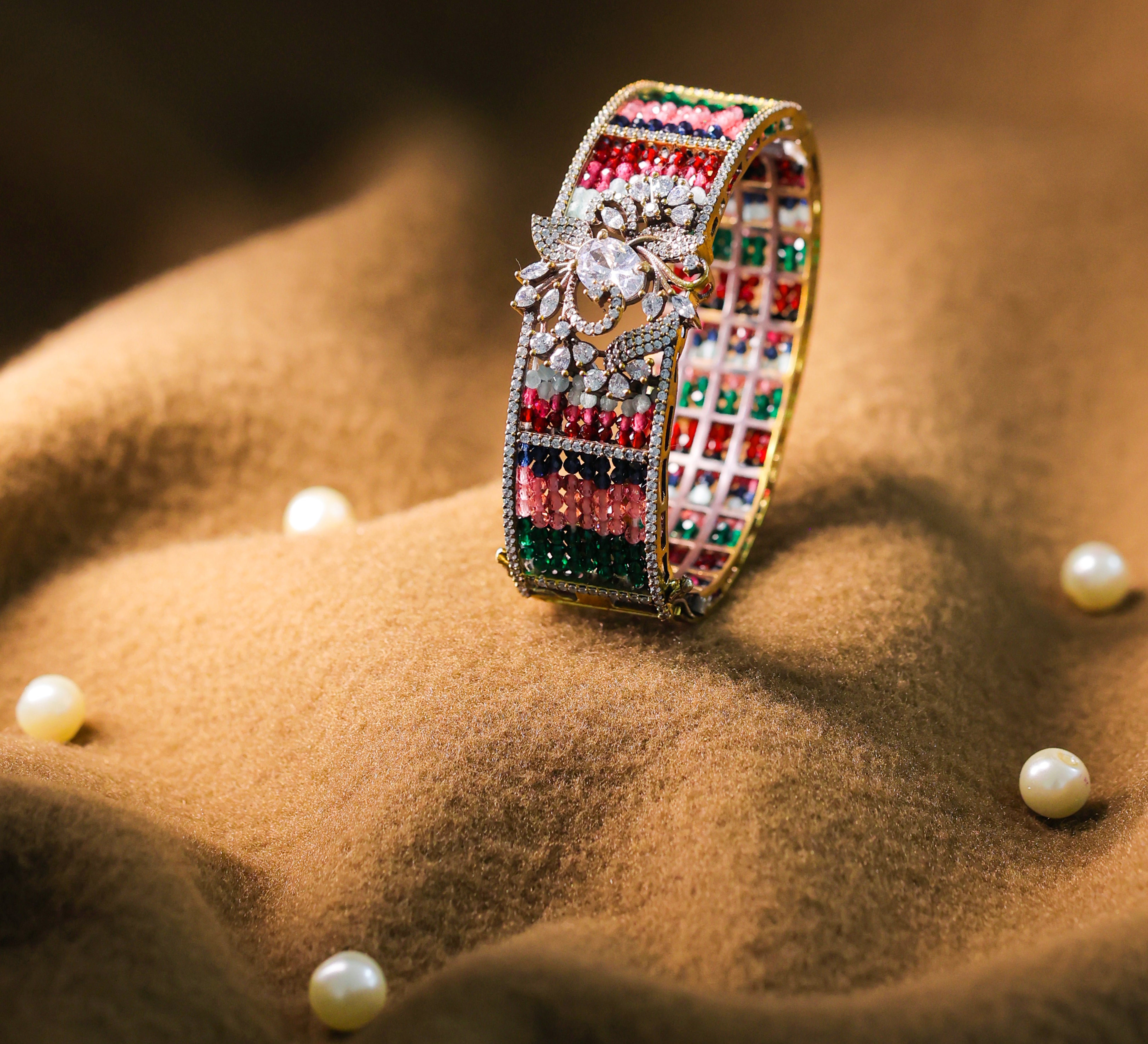 Classic Victorian Openable Bracelet with Hydro Beads