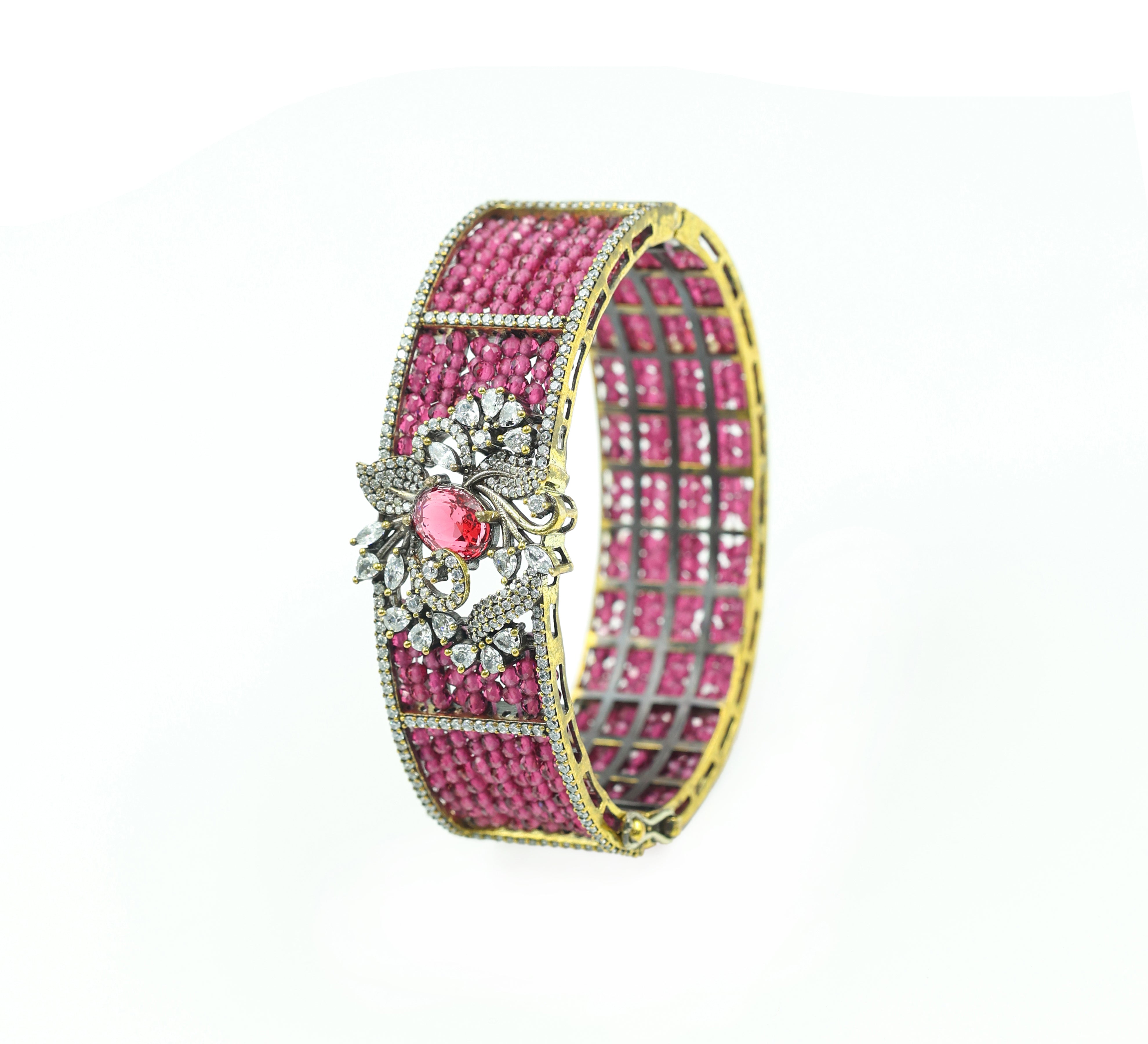 Classic Victorian Openable Bracelet with Hydro Beads