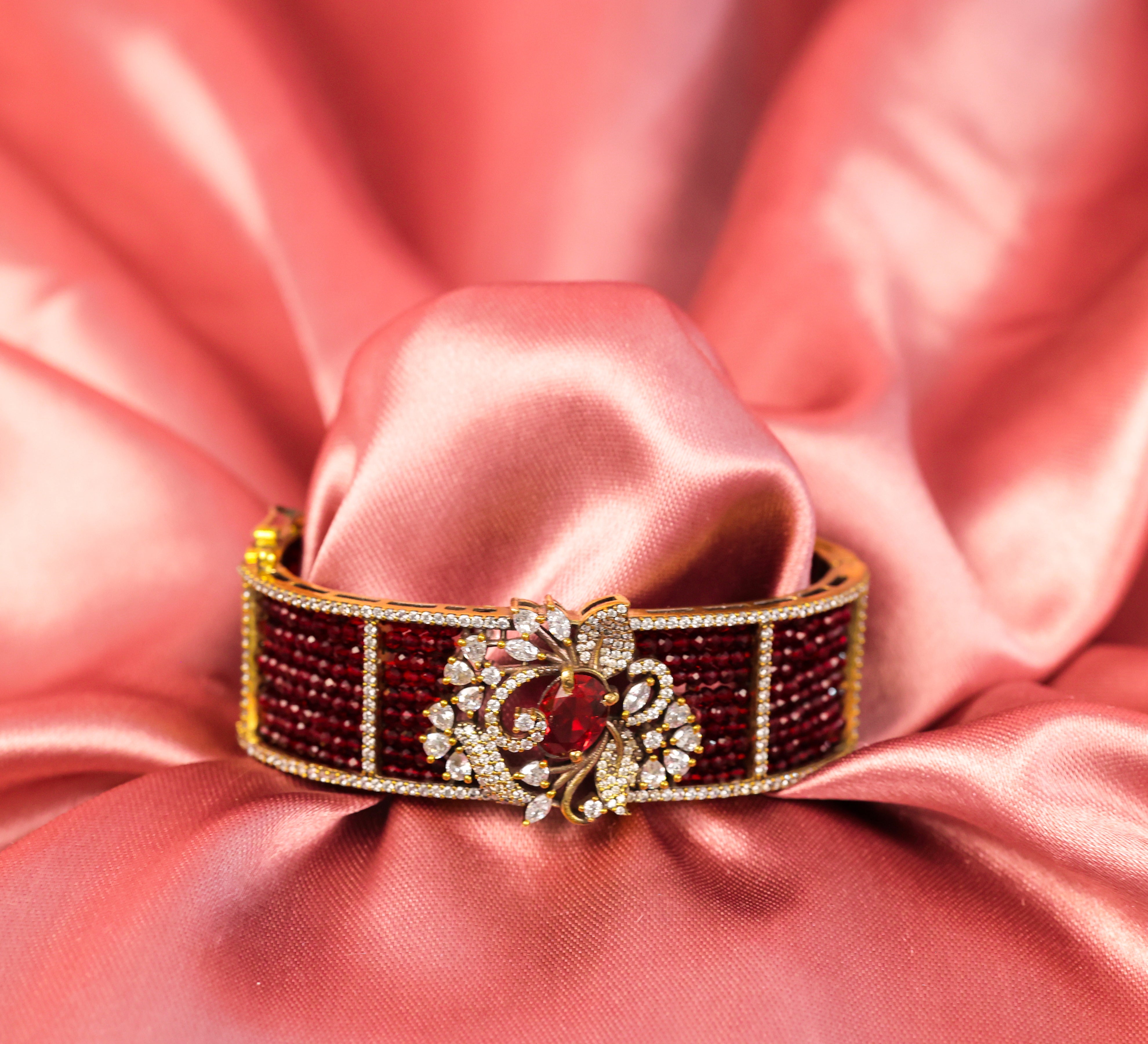 Classic Victorian Openable Bracelet with Hydro Beads