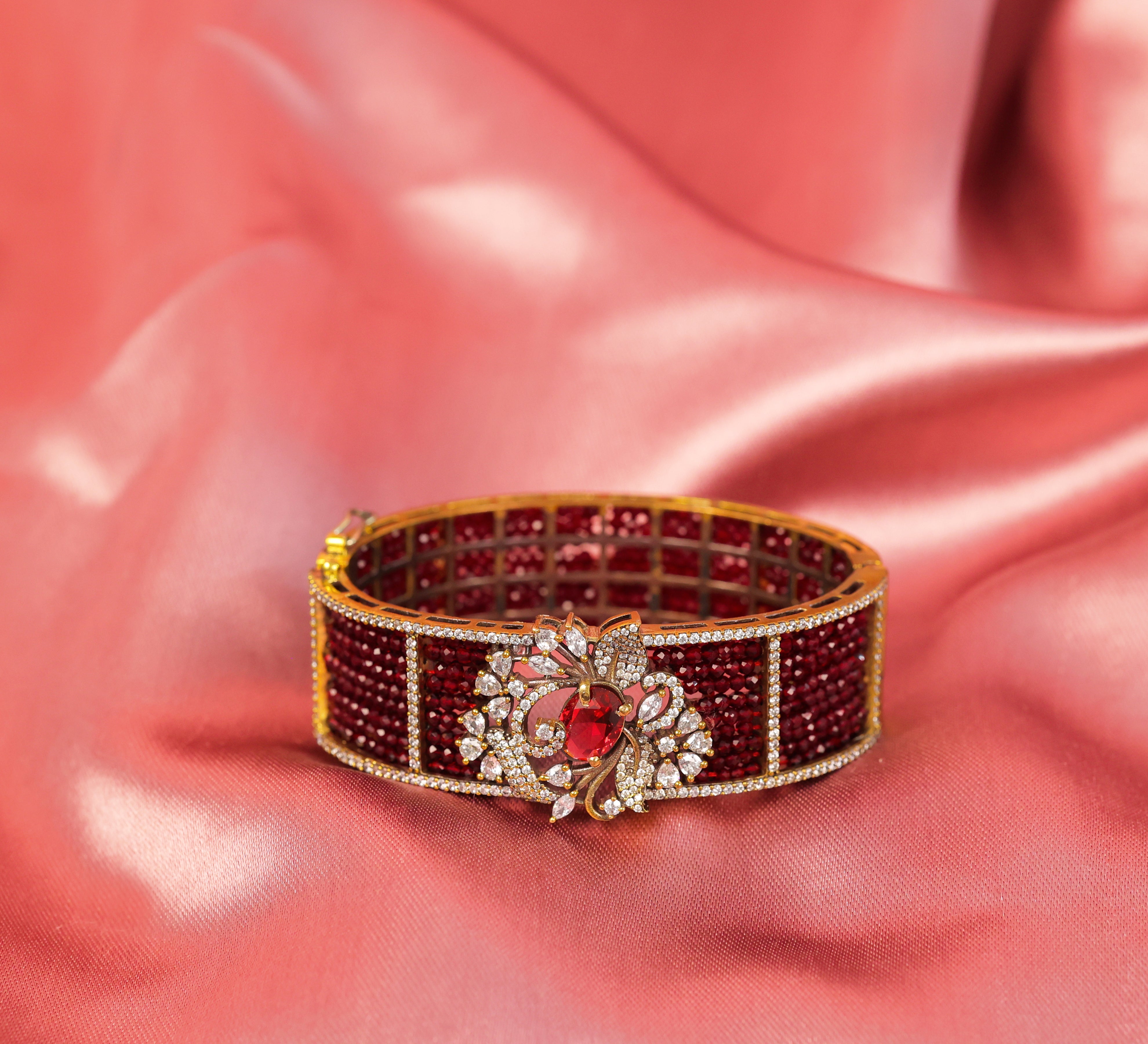 Classic Victorian Openable Bracelet with Hydro Beads